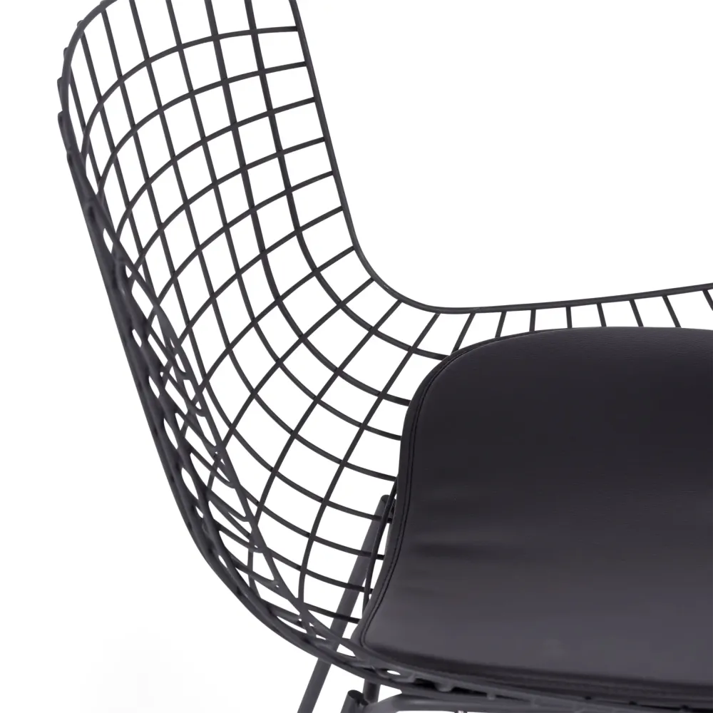 Réplique de la chaise en métal Bertoia en acier noir de style industriel du célèbre designer Hans J. Wegner