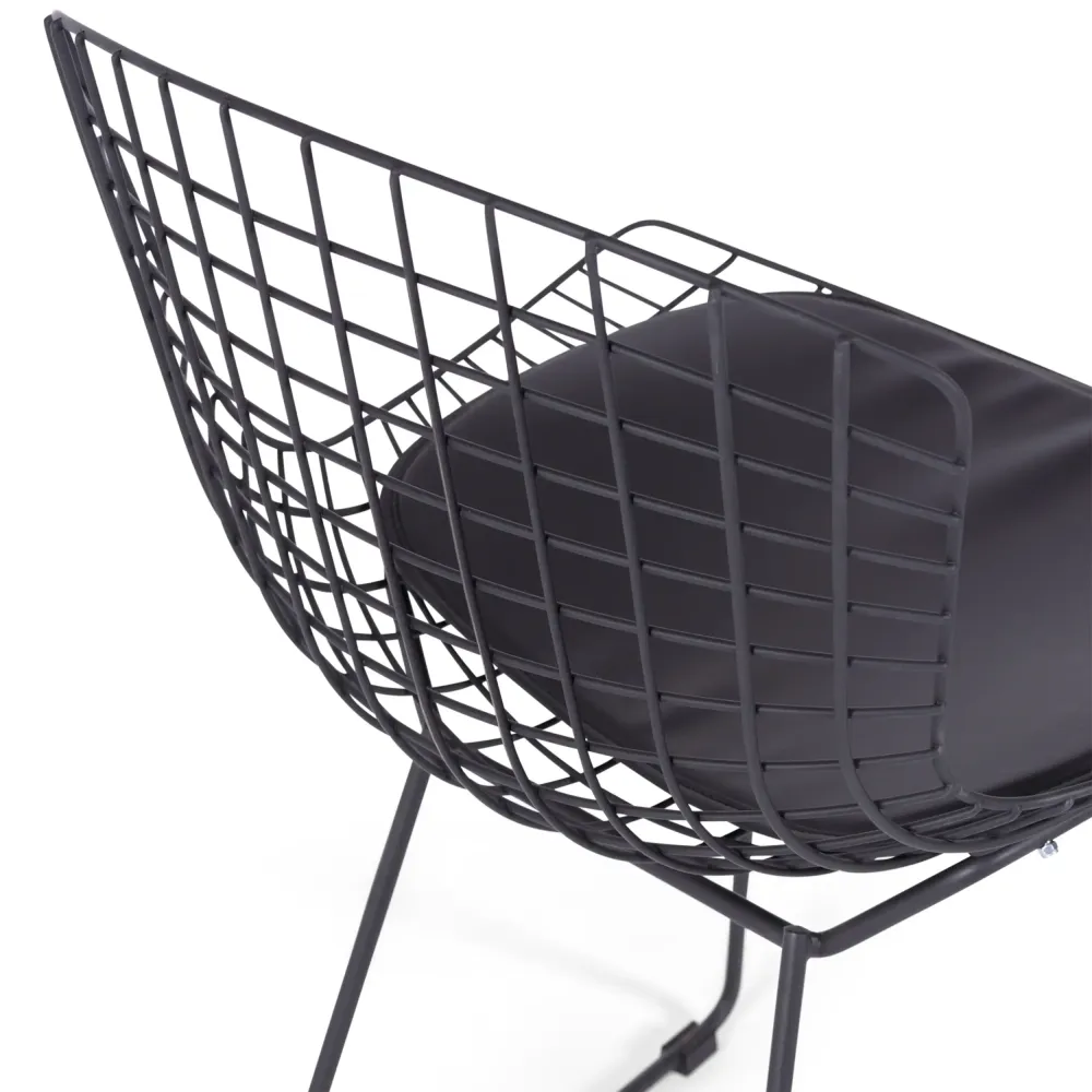 Réplique de la chaise en métal Bertoia en acier noir de style industriel du célèbre designer Hans J. Wegner