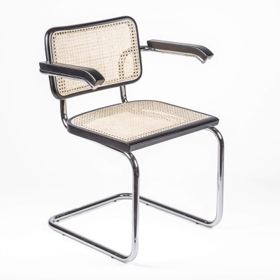 Réplique de la chaise Cesca avec accoudoirs du designer Marcel Breuer