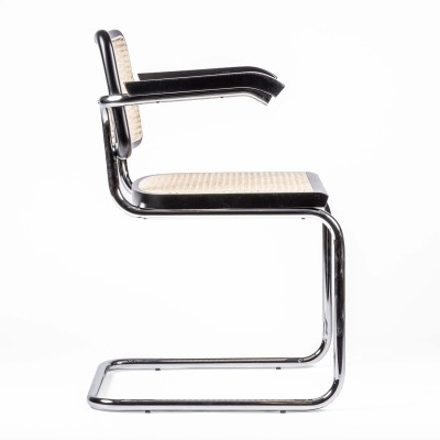 Réplica de la silla Cesca Chair con reposabrazos del diseñador Marcel Breuer