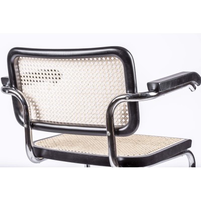 Replica van de Cesca Chair met armleuningen van ontwerper Marcel Breuer