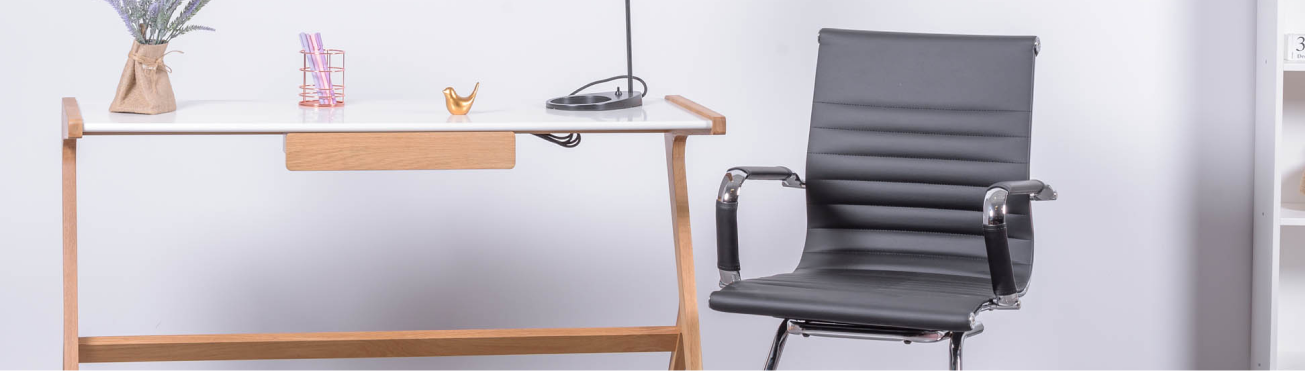 Des répliques de chaises de bureau en cuir comme les célèbres chaises de bureau Eames.